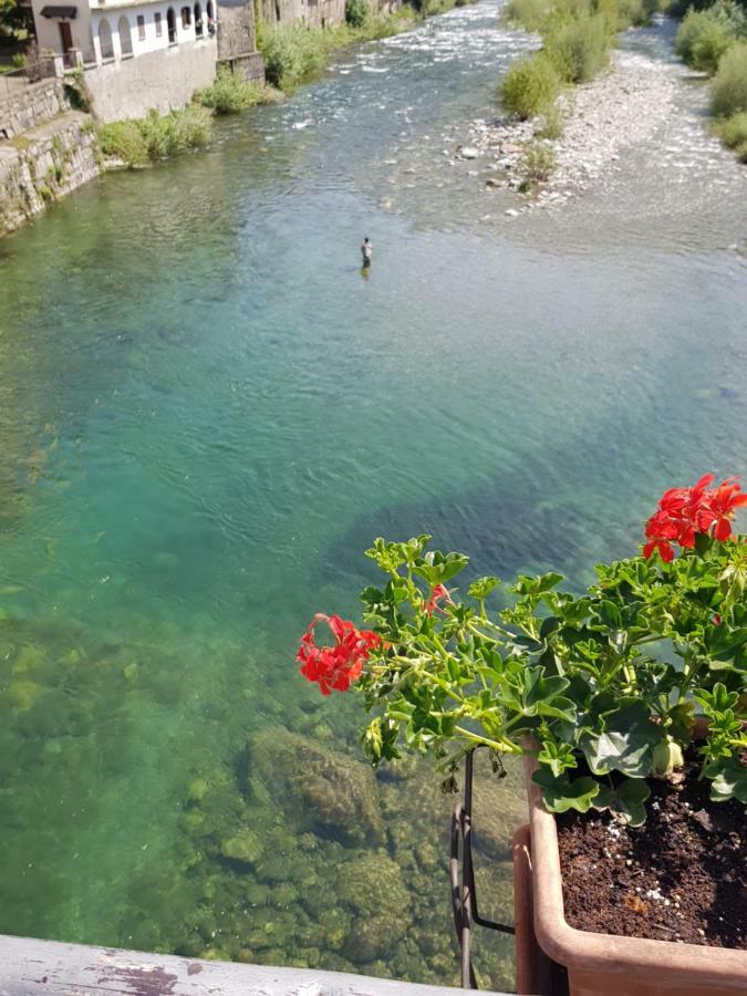 Апартаменты Attico Sul Fiume Варалло Экстерьер фото